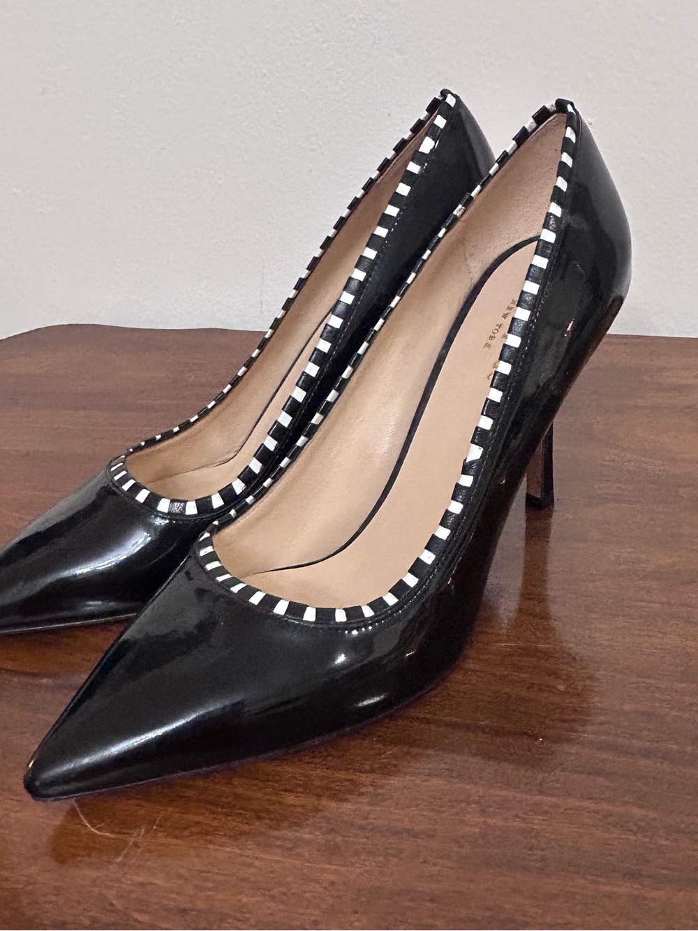 🎲MAKE OFFER🎲 kate spade Black Patent Pointed Toe Pumps White Trim Heels 8 - Picture 9 of 9